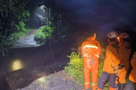 Diterjang Tanah Longsor, Jembatan Penghubung Dua Desa di Bondowoso Ambruk Foto BeritaJatim.com