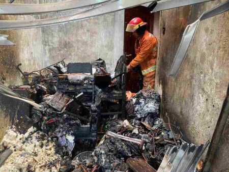 Konsleting Listrik Hanguskan Rumah Warga Foto BeritaJatim.com