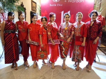 Batik Chic Rayakan 15 Tahun dengan Koleksi Lunar Rose yang Memukau Foto BeritaJatim.com