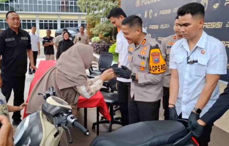 Warga Kebomas Gresik Mengaku Senang Motornya yang Hilang Dikembalikan Polisi Foto BeritaJatim.com