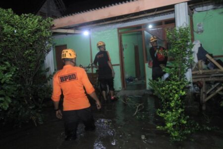 Magetan Banjir, Ketinggian Air Capai 50 Cm, Akses Jalan Tertutup Foto BeritaJatim.com