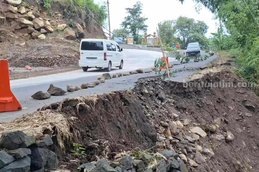 Jalan Penghubung Ngawi-Magetan Longsor, Kendaraan Wajib Hati-Hati Foto BeritaJatim.com