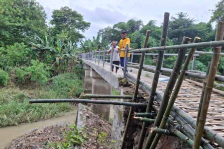 Banjir Sebabkan Akses Vital Terputus! Pondasi Jembatan Penghubung Ngawi di Ngale Madiun Ambles Foto BeritaJatim.com
