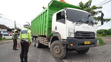 Puluhan Truk Galian C yang Melanggar di Gresik Ditindak Foto BeritaJatim.com