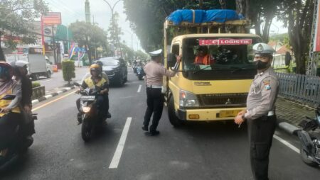 Penertiban Truk di Kota Gresik, Puluhan Pengemudi Ditilang Foto BeritaJatim.com