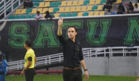 RESMI: Eks Pelatih Persebaya Gabung Bhayangkara Presisi FC Foto BeritaJatim.com
