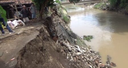 Debit Air Sungai Welang Pasuruan Deras, Plengsengan 20 Meter Ambrol Foto BeritaJatim.com