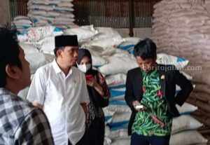 Sanksi Menanti Kios Penjual Pupuk Subsidi Melebihi HET di Pamekasan Foto BeritaJatim.com