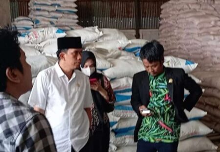 Sanksi Menanti Kios Penjual Pupuk Subsidi Melebihi HET di Pamekasan Foto BeritaJatim.com