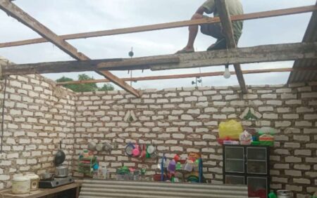 35 Bangunan di Pamekasan Rusak Disapu Angin Kencang Foto BeritaJatim.com
