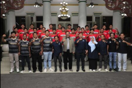 Persepam Diminta Junjung Sportivitas, Sekda Pamekasan: Ini Sepakbola, Bukan Pencak Silat Foto BeritaJatim.com