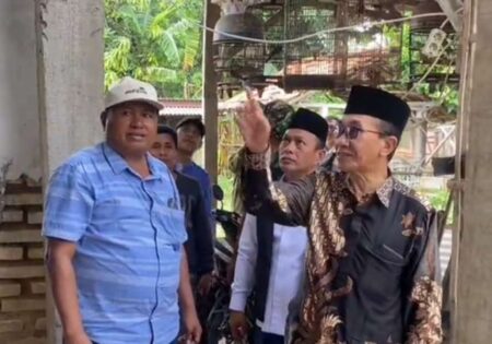 Kiai Kholil dan Sukri Sambangi Korban Angin Kencang di Pamekasan Foto BeritaJatim.com