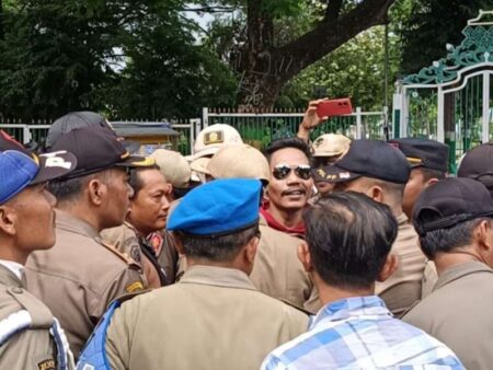 Satpol-PP Pamekasan Tertibkan Arek Lancor, PKL Enggan Beranjak Foto BeritaJatim.com