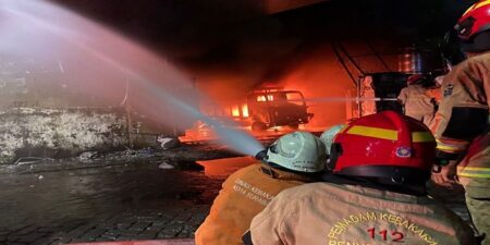 Gudang Spon di Surabaya Ludes Terbakar, Dua Truk Jadi Abu Foto BeritaJatim.com
