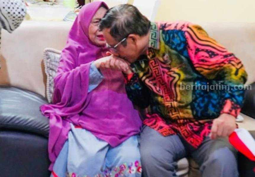 Ibunda Mahfud MD Dimakamkan di Desa Plakpak Pamekasan Foto BeritaJatim.com