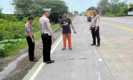 Kecelakaan Tragis di Jalan Raya Pantura Duduksampeyan Gresik Renggut Nyawa Pemotor Foto BeritaJatim.com