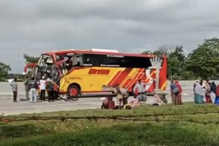 Kesaksian Penumpang Bus Ziarah Wali yang Tabrak Truk di Tol Ngawi, Kenek Meninggal Dunia Foto BeritaJatim.com