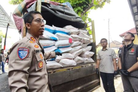 Polisi Tangkap Pelaku Penjualan Pupuk Bersubsidi Ilegal di Ngawi Foto BeritaJatim.com