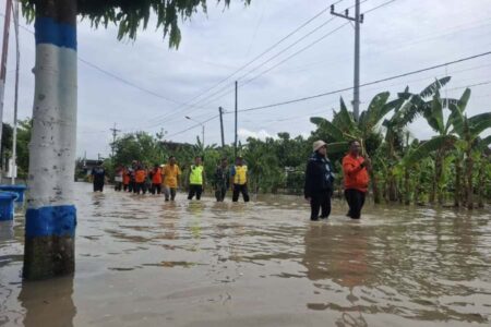 Banjir di Magetan Surut, Air Mengalir ke Ngawi Foto BeritaJatim.com