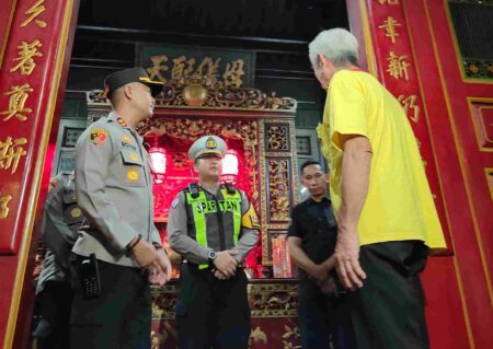 Puluhan Polisi Amankan Perayaan Imlek di Klenteng Tertua Kim Hin Kiong TITD Gresik Foto BeritaJatim.com