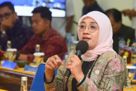 DPR RI: Presiden Prabowo Perlu Tiru Cara Gus Dur Lindungi Pekerja Migran Indonesia Foto BeritaJatim.com