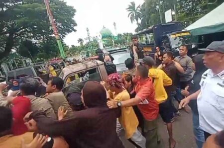 Satpol PP Pamekasan Bersitegang dengan PKL di Monumen Arek Lancor, Pj Sekda Turun Tangan Foto BeritaJatim.com