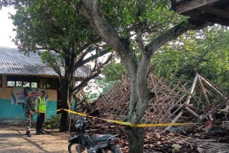 Gedung SDN Pejok 1 Kepohbaru Bojonegoro Ambruk Foto BeritaJatim.com