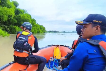 Dicari 2 Hari, Warga Bojonegoro Tenggelam di Bengawan Solo Belum Ditemukan Foto BeritaJatim.com