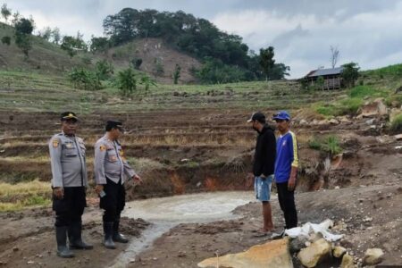 Semburan Air Berbau Belerang Muncul di Kawasan Kendeng Bojonegoro Foto BeritaJatim.com