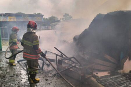 Kebakaran Gudang SMP Negeri 1 Ngasem Bojonegoro, Kerugian Ditaksir Rp 50 Juta Foto BeritaJatim.com