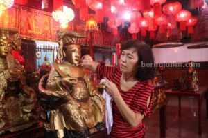 Ritual Unik Jelang Imlek, Warga Kediri Mandikan Ratusan Patung Dewa-Dewi Foto BeritaJatim.com