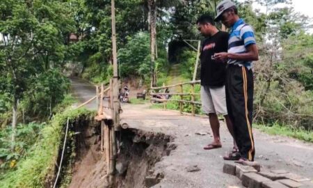 Jalan Penghubung di Ngebel Ponorogo Longsor, Mobil Tak Bisa Melintas Foto BeritaJatim.com