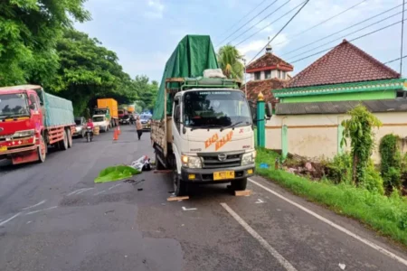 Dua Pemuda Tewas Saat Tabrak Truk Parkir di Jalan Tuban-Widang Foto BeritaJatim.com