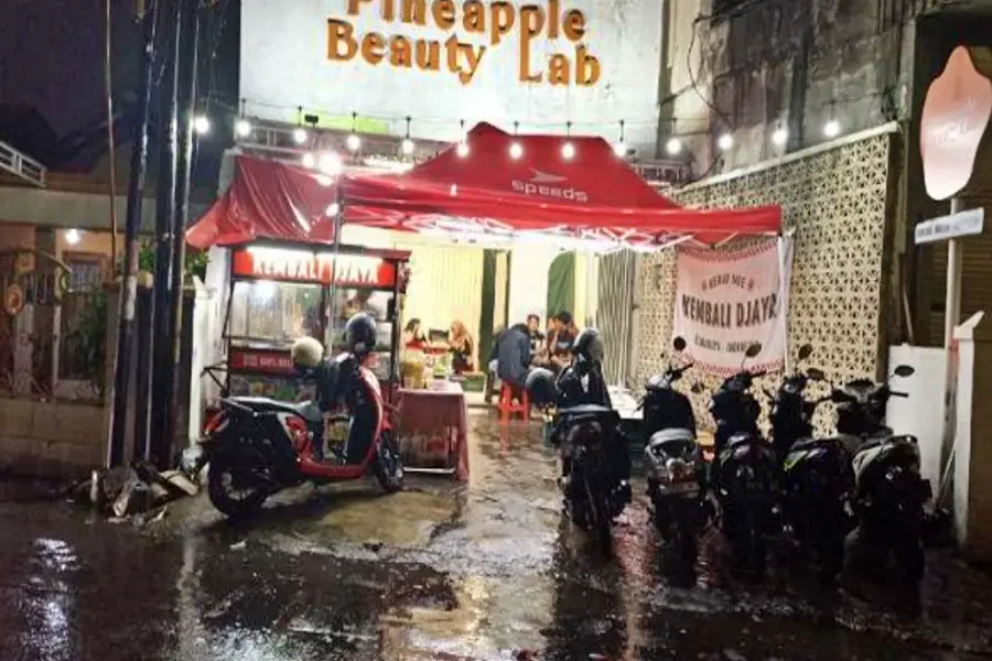 Gohyong dan Bakmie Polos Kedai Kembali Djaya Surabaya Jadi Favorit Kuliner Foto BeritaJatim.com