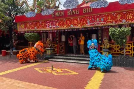 Penampilan Barongsai Meriahkan Imlek di Klenteng Kwan Sing Bio Tuban Foto BeritaJatim.com