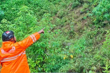 Longsor Putuskan Akses Jalan Wisata Tancak Kembar di Bondowoso Foto BeritaJatim.com