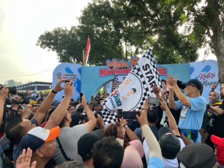 Ribuan Warga Kediri Meriahkan Mlaku Bareng Mbak Vinanda dan Gus Qowim Foto BeritaJatim.com