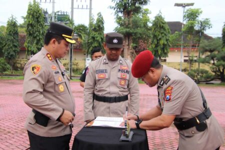 Awal Tahun 2025, Wakapolres Sumenep dan Enam Kapolsek Dimutasi Foto BeritaJatim.com