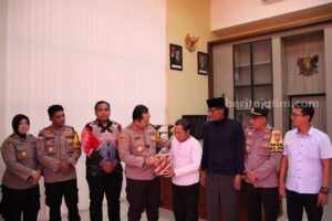 Kapolres Sumenep Berikan Jaminan Keamanan Pada Guru yang Sepeda Motornya Dibakar Foto BeritaJatim.com