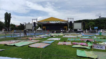 Malam Pengajian Gus Iqdam, Tikar Sejak Pagi Sudah Dibeber di Alun-alun Pacitan Foto BeritaJatim.com