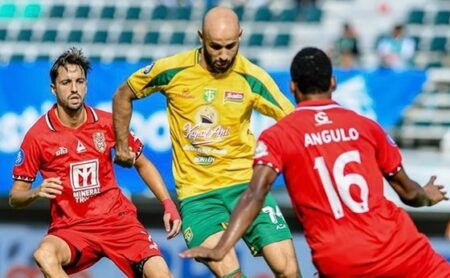 Persebaya vs Malut United Masih 0-0, Bruno Moreira Gagal Penalti Foto BeritaJatim.com