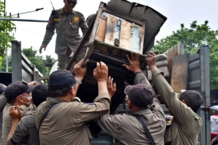 Satpol PP Surabaya Bongkar Belasan Lapak PKL dan Amankan Sebuah Becak Foto BeritaJatim.com