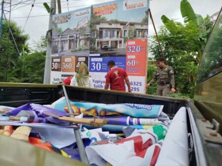 Ganggu Estetika, Satpol PP Ponorogo Tertibkan Baliho dan Reklame Ilegal Foto BeritaJatim.com