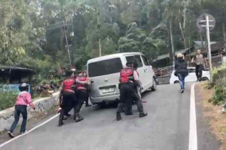 Libur Tahun Baru, Kendaraan Wisatawan Kesulitan Menanjak di Sarangan Magetan Foto BeritaJatim.com