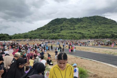 Ribuan Warga Padati Sirkuit Magetan: Serunya Aksi Mario Aji dan Adenanta! Foto BeritaJatim.com