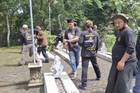 Warga dan Kelompok Perjuangan Wali Songo Bongkar Lima Makam Palsu di Ngawi Foto BeritaJatim.com