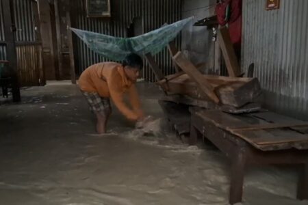 Kabupaten Madiun Diterjang Banjir Kiriman dari Bojonegoro Foto BeritaJatim.com