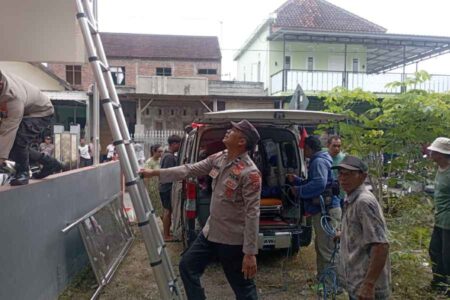 Teknisi di Blitar Tersengat Listrik saat Pasang WiFi, Meninggal Foto BeritaJatim.com