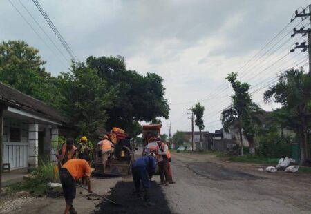 Usai Pertemuan di Pendapa Jember, Pemprov Jatim Tambal Lubang Jalan yang Dilewati Truk Imasco Foto BeritaJatim.com