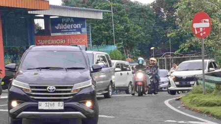 Meski Hujan, Jalur Wisata Pacet-Trawas Mojokerto Padat Merayap Foto BeritaJatim.com